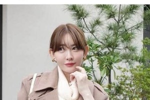 小嶋陽菜37歳、透け感タイツ×超ミニ×コートのコーデで...異次元スタイルに驚愕　「可愛くて美しい」