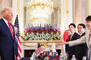 目頭抑える茂木外相の姿にネット注目　トランプ米大統領「シンゾーは素晴らしい友人」、高市首相を前に哀悼