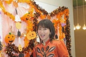 森高千里、膝上ミニスカ衣装のライブショット　「可愛すぎます」笑顔にキュン...美しさオーラ全開