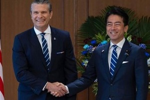 小泉防衛相の外交手腕にX絶賛　米国防長官と「スカジャン」2ショ、販売元はどう受け止めた