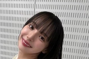「役満ボディー」岡田紗佳、頬に手を添え...アップの横顔ショットにドキっ　「可愛い」ファン悶絶