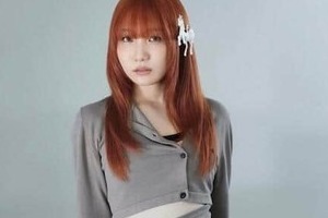 YOASOBI・幾田りら、透け感黒タイツ×黒ミニスカの「激カワ」コーデ　「か、かわいすぎる」「反則です」