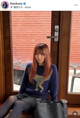 YOASOBI・幾田りら、透け感黒タイツ×黒ミニスカの「激カワ」コーデ