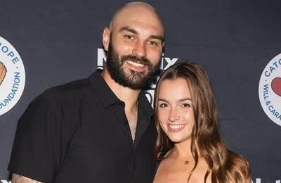 ドジャース・スコットの美人妻、夫の名前入りTシャツ×デニムコーデでWS応援　神スタイルで美しさ限界突破