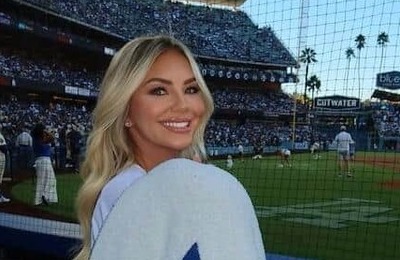 ドジャース・フリーマンの元モデル美人妻、色気ダダ漏れユニ風シャツ×パンツスタイルも「激カワ」