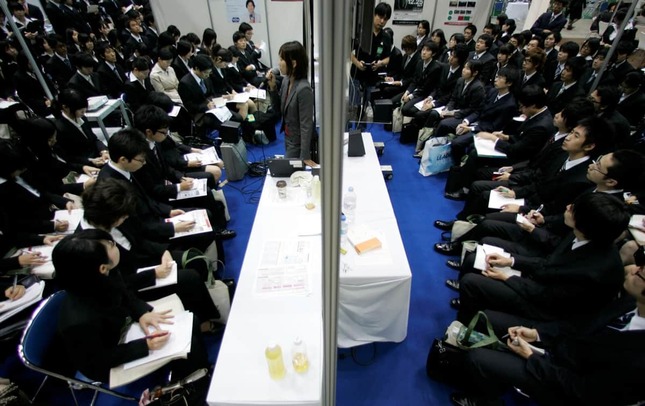 就職活動中の大学生（2008年11月15日、写真：ロイター/アフロ）