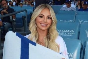 ドジャース・フリーマンの元モデル美人妻、色気ダダ漏れチューブトップ×白パンツ応援コーデ...女神降臨