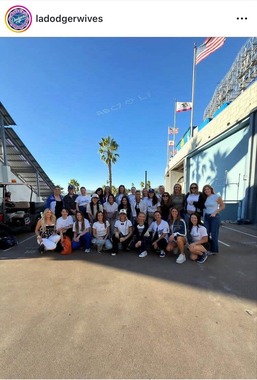 「ドジャース夫人会」のインスタグラム（＠Dodger Wives）より