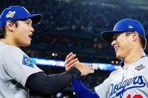ドジャース山本由伸、スネルに抱き着き「ドヤ顔」　ワールドシリーズ制覇のシャンパンファイトで左右エース歓喜の2ショ