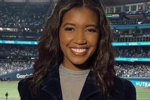 ドジャース名物美女リポーター、透け感タイツ×超ミニのコーデで...優勝トロフィー手に全開笑顔