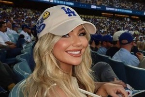 ドジャース・フリーマンの元モデル美人妻、真紅のコートの「勝負服」コーデで魅力爆発　勝利の女神に