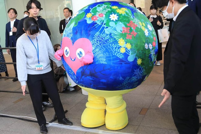 係員に手伝われながらトゥンクトゥンク登場
