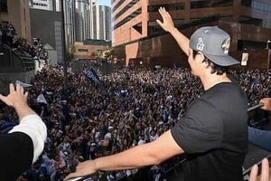 大谷翔平＆真美子さん夫妻、ぴったり顔寄せ2ショに大注目「仲良くくっついてる」　ドジャース優勝パレードで