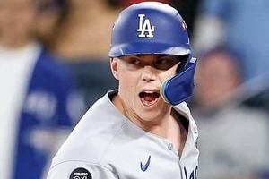 ドジャースのウィル・スミス、へそ出しコーデの美人妻と密着2ショかっこよすぎ　優勝パレードで