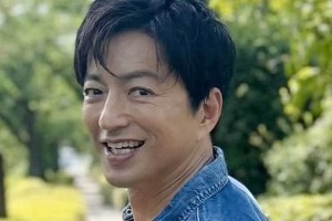 大沢たかお57歳、ムキムキ二の腕のぞくTシャツ姿＆爽やか笑顔にドキっ　「ビーチより眩しい笑顔」