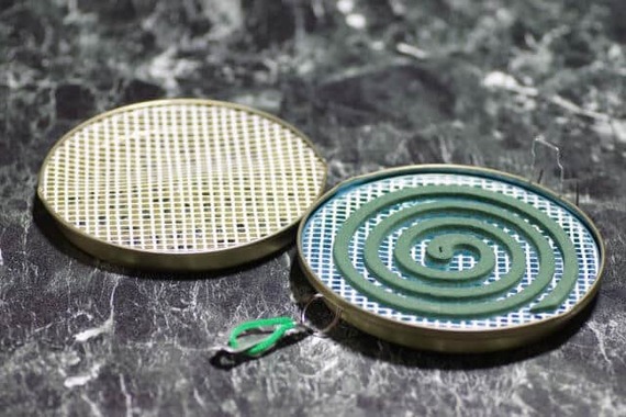 写真はイメージ。蚊取り線香は携帯型もある