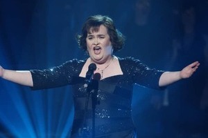 「奇跡の歌声」スーザン・ボイル64歳、ドレス姿がステキ＆金髪ボブに激変ショット　デビューから16年