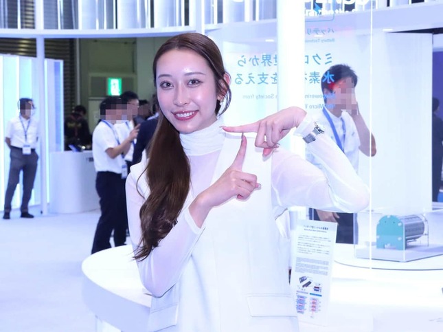 モビリティショーに華を添えるコンパニオン