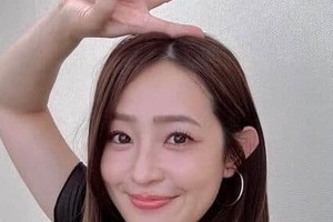 大沢あかね、色気ダダ漏れチューブトップ＆へそ出しコーデで「激カワ」大絶賛　「めっっっちゃ可愛い」