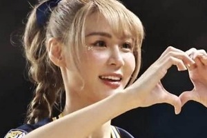 台湾の人気チア、ピンクのミニスカコーデで...東京ディズニシーに降臨　ミニーちゃんカチューシャで「激カワ」