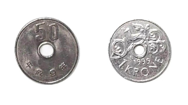 50円玉とノルウェー 1クローネ硬貨。アンティーリンク提供。