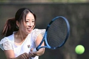 美女プロテニス園田彩乃、ミニ丈ウェアでサーブの構え...真剣表情にドキっ　コートに女神降臨