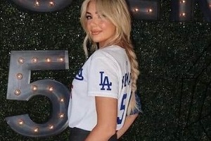 ドジャース・フリーマンの元モデル美人妻、さわやか水色半袖ニットで美しさ限界突破　公園で笑顔ショット