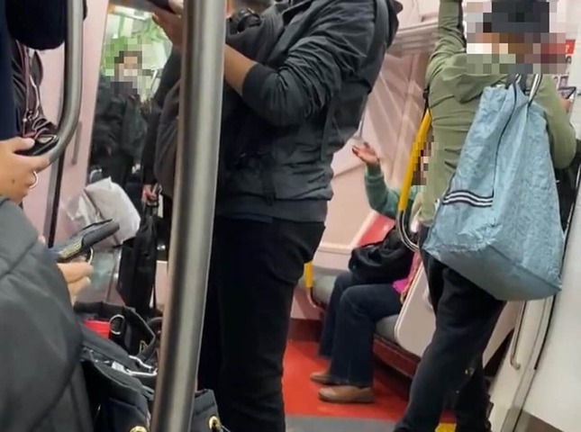 電話をかけ続ける年配女性客（右側、Xで投稿された動画から）