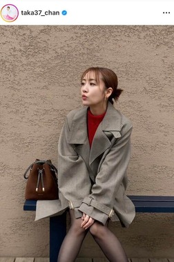 高橋みなみ、超ミニ×赤ニットのコーデで脚組みショットが破壊力抜群