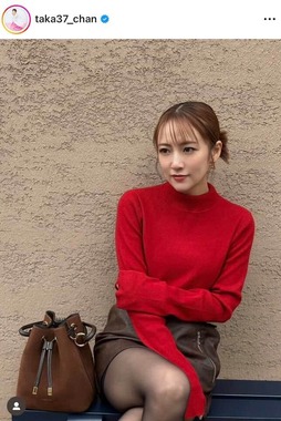 高橋みなみ、超ミニ×赤ニットのコーデで脚組みショットが破壊力抜群
