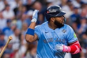 ブルージェイズ主砲ゲレーロJr．ド派手にドミニカ凱旋　高級車の屋根から手を振り...パレードのよう