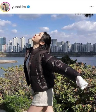 キム・ヨナ、ショーパン×スニーカーの大人カジュアルで「激カワ