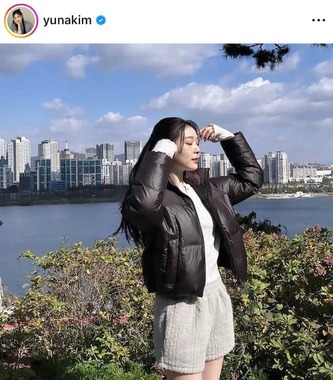 キム・ヨナ〈2枚組〉 キム・ヨナ、ショーパン×スニーカーの大人カジュアルで「激カワ