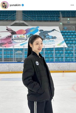 キム・ヨナ、ショーパン×スニーカーの大人カジュアルで「激カワ