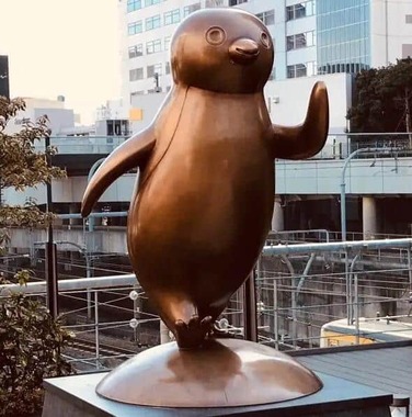 卒業発表の「Suicaのペンギン」、新宿駅の銅像・グッズショップ