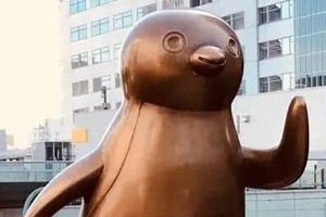 卒業発表の「Suicaのペンギン」、新宿駅の銅像・グッズショップ「ペンスタ」どうなる？JR東の回答は