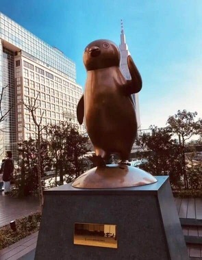 新宿駅近くにある「Suicaのペンギン」の銅像