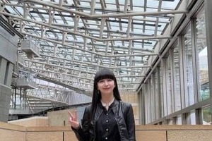 キムタク長女Cocomi、「ダンダダン」OPテーマ大ヒットの人気歌手・アイナ・ジ・エンドとハグ2ショ　「最高な夜をありがとう！！」