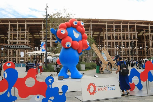 万博期間中は大屋根リングを背景に「ミャクミャク」が出迎えた
