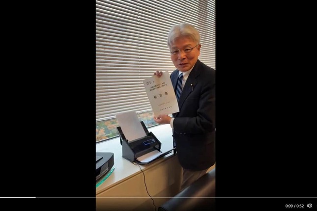 紙で受け取った書類はスキャンしてiPadで持ち歩く（写真は逢坂誠二衆院議員のXから）