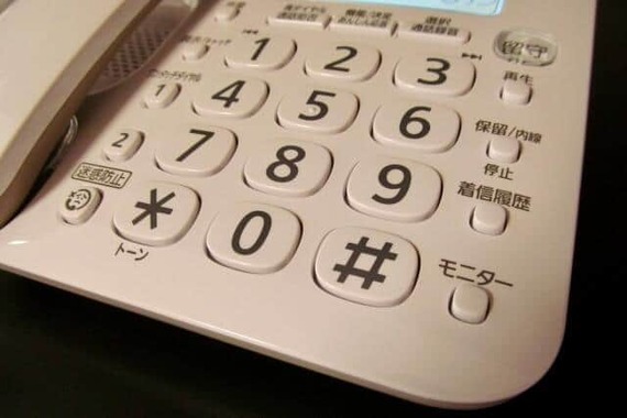 高齢者は固定電話をやめた方がいい？