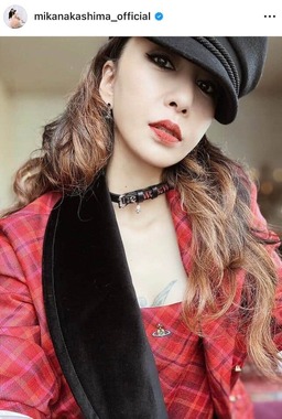 中島美嘉、かっこよすぎヴィヴィアンの赤チェック柄コーデで無敵ビジュ