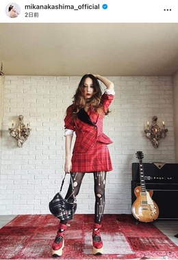 中島美嘉、かっこよすぎヴィヴィアンの赤チェック柄コーデで無敵ビジュ