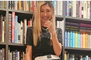 山田優、ハーフパンツ×ジャケットのセットアップでかっこよすぎ...カリスマ存在感　「めっちゃスタイルいい」