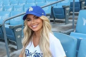 ドジャース・フリーマンの元モデル美人妻、シックな黒ドレスで美しさ限界突破　結婚式お呼ばれ...夫婦2ショ