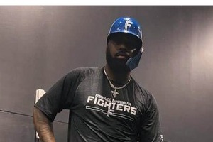 日本ハム・打撃2冠の主砲レイエス、かっこよすぎ愛車マクラーレンと　ドミニカでオフ満喫中