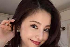サッカー堂安律の美人妻・明松美玖、カフェでくつろぐ姿にドキっ　秋冬コーデも大絶賛「可愛すぎる～」