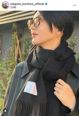 栗原恵、ストール使った秋冬コーデ美しい横顔アップのショットに