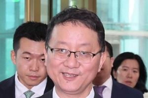 「なんですか！この無礼な...」　72歳俳優、中国外務省局長の「ポケットに両手」画像に怒りあらわ