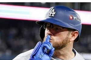 ドジャース・マンシーの美人妻、ドレス姿の色気にドキっ　友人の結婚式へ...夫婦2ショットで笑顔